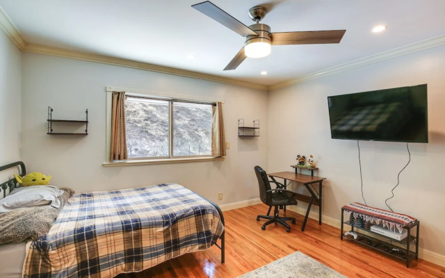 photo 5 of Whittier Vacation Rental: Close to Hiking Trails!