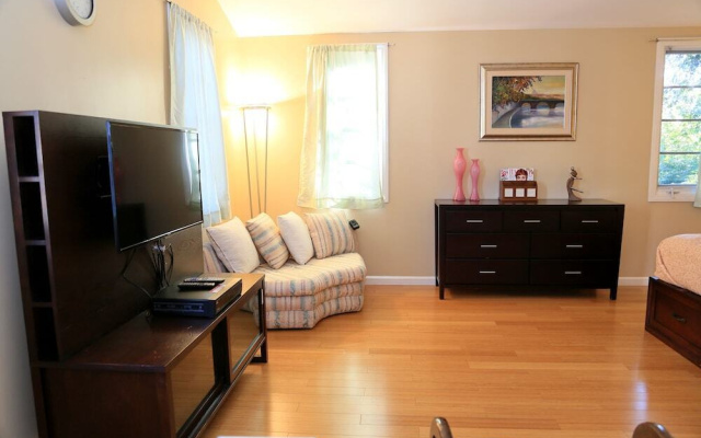 photo 2 of Wilshire Vista One Bedroom Vacation House - RUD 82201