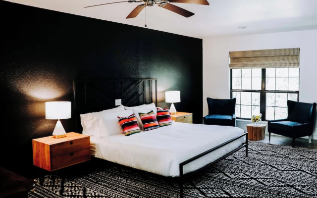 photo 2 of Wimberley Inn