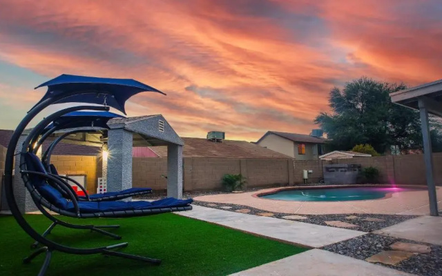photo 2 of Windsor Phoenix 4 Bedroom Home by RedAwning