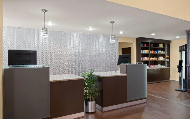 photo 4 of La Quinta Inn & Suites by Wyndham Florence