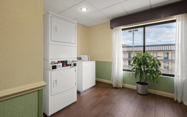 photo 5 of La Quinta Inn & Suites by Wyndham Florence