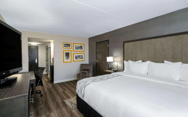 photo 3 of La Quinta Inn & Suites by Wyndham Raleigh Downtown North