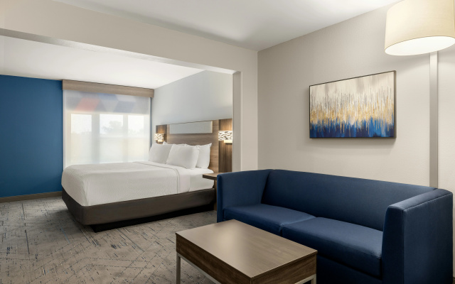 photo 4 of Holiday Inn Express Fayetteville – Fort Bragg by IHG