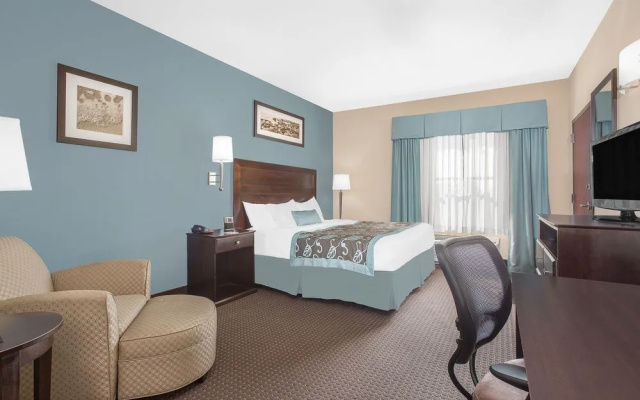 photo 4 of Wingate by Wyndham Gulfport