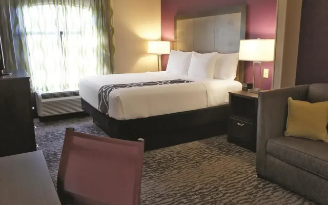 photo 2 of La Quinta Inn & Suites by Wyndham Kennesaw