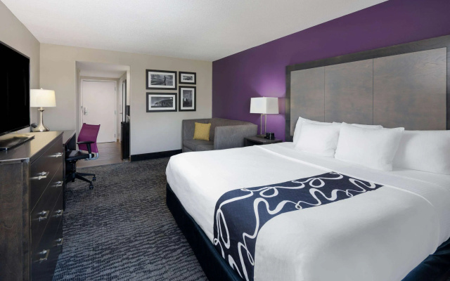 photo 4 of La Quinta Inn & Suites by Wyndham Kennesaw