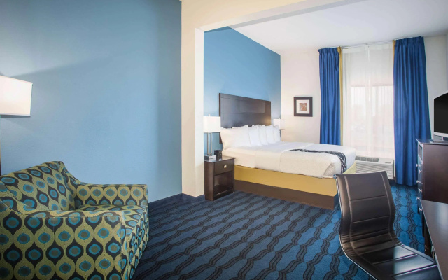photo 5 of La Quinta Inn & Suites St. Louis Airport - Riverport