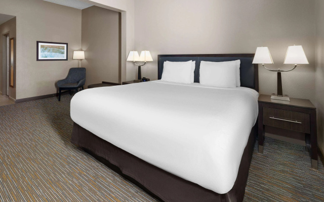 photo 4 of La Quinta Inn & Suites by Wyndham Mooresville