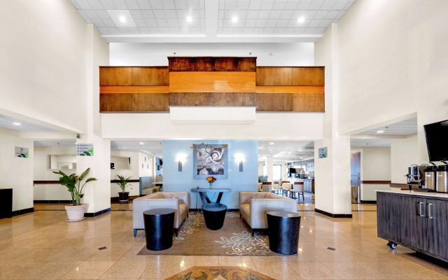 photo 2 of Wingate by Wyndham Chicago Schaumburg