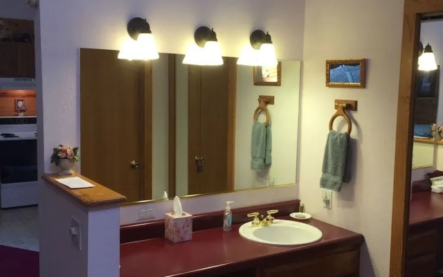photo 5 of Wisteria Lane Lodging