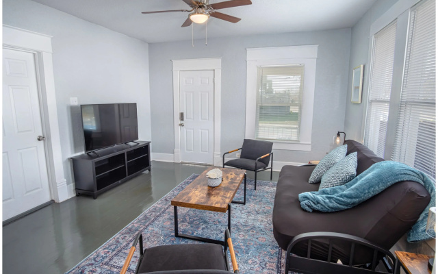 photo 2 of Wonderful 3 BR 2 BA Near Downtown