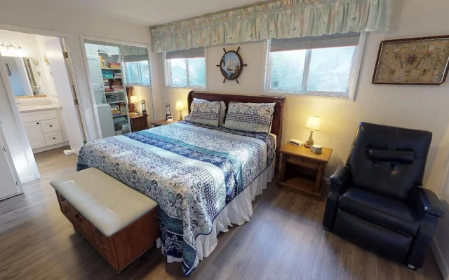 photo 2 of Woodley Beach House 2 Bedrooms 2 Bathrooms Home