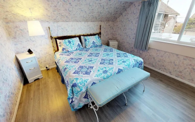 photo 5 of Woodley Beach House 2 Bedrooms 2 Bathrooms Home