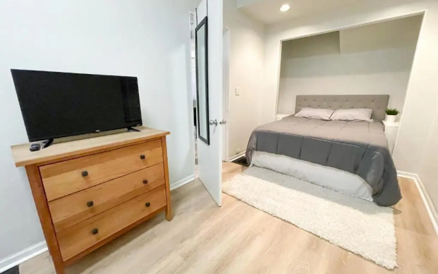 photo 3 of Wrigleyville Friends Unit - 5bdrm