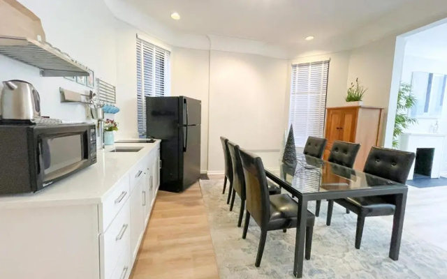 photo 5 of Wrigleyville Friends Unit - 5bdrm