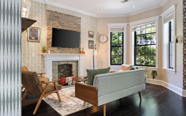 photo 5 of Wrigleyville Suites