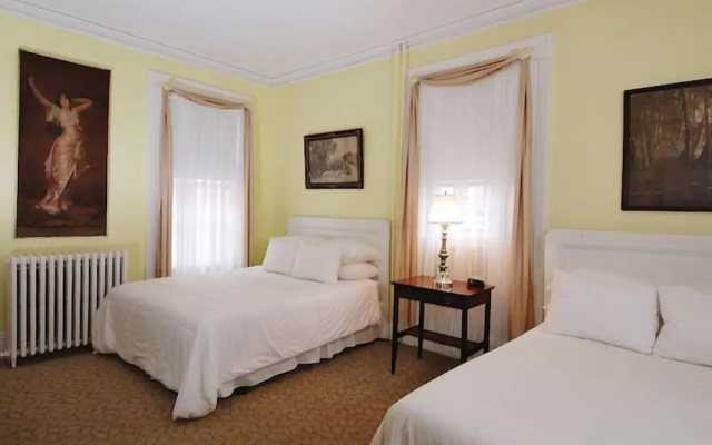 photo 2 of Yankee Peddler Inn