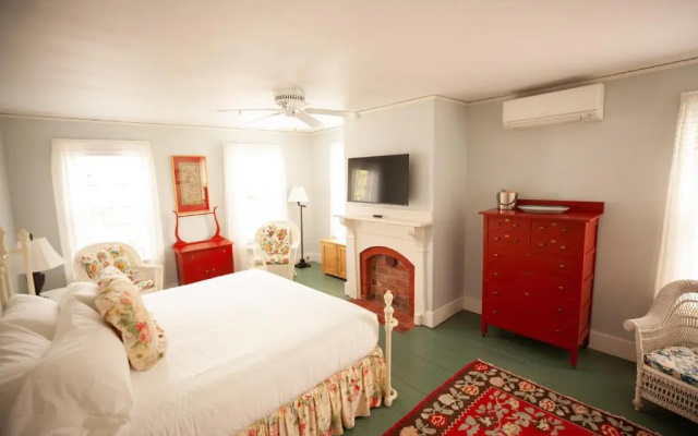 photo 3 of Yellow House Inn