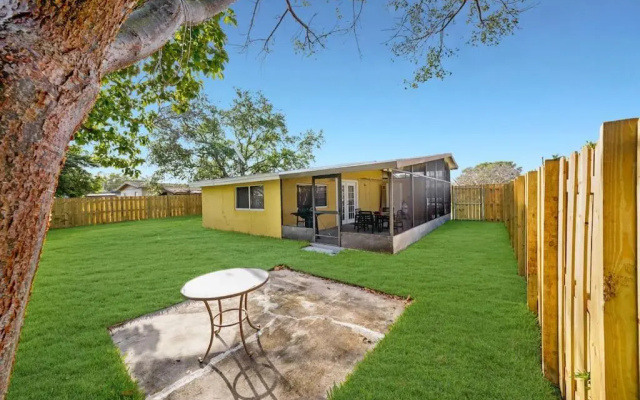 photo 2 of Yellow house in Davie