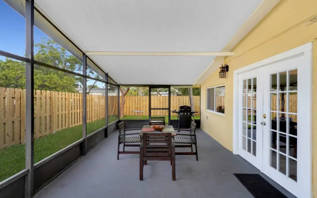 photo 5 of Yellow house in Davie