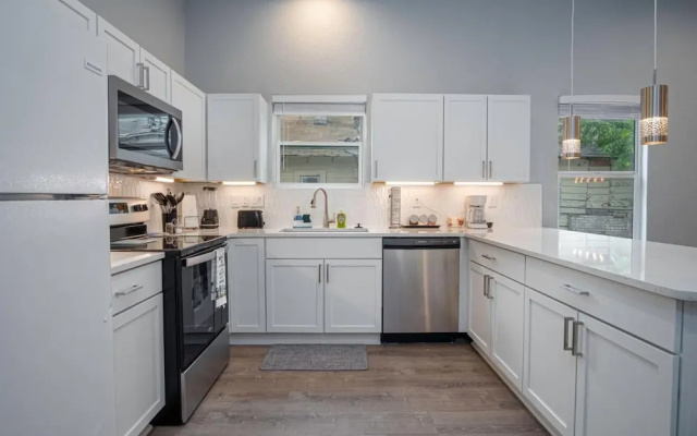 photo 2 of Your Dream Stay 4BR 2BA Near Downtown Riverwalk