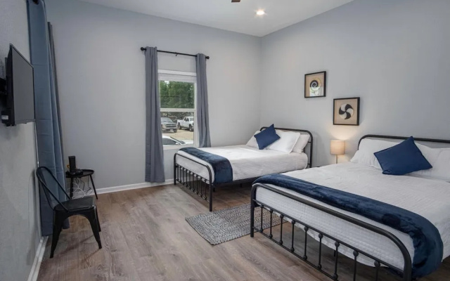 photo 3 of Your Dream Stay 4BR 2BA Near Downtown Riverwalk