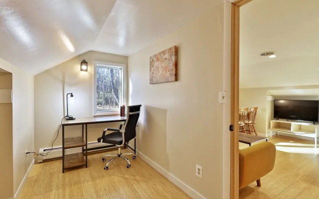 photo 2 of Your Ski Home: Powder Park Place - Upper Level. Close To Killington. Hot Tub. 4 Bedroom Home