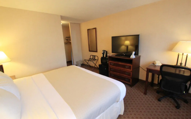 photo 5 of Zackery's Restaurant At Fireside Inn and Suites
