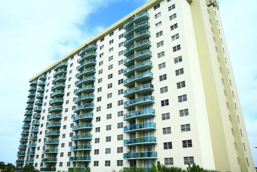 photo 1 of 1 Bedroom And Den Bay View Apartment Or1610
