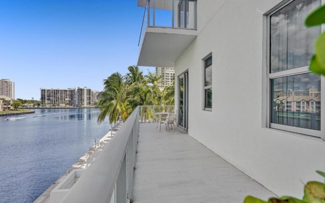 Apartment with pool view