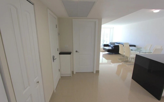 photo 3 of 1 Bedroom And Den Bay View Apartment Or1610