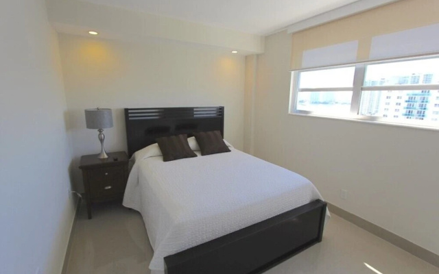 photo 4 of 1 Bedroom And Den Bay View Apartment Or1610