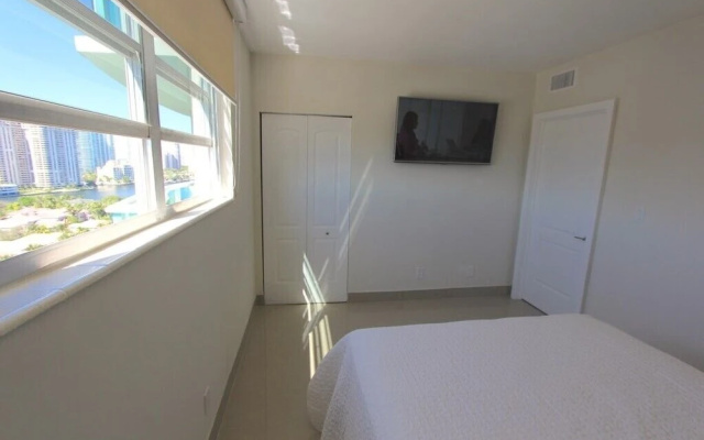 photo 5 of 1 Bedroom And Den Bay View Apartment Or1610