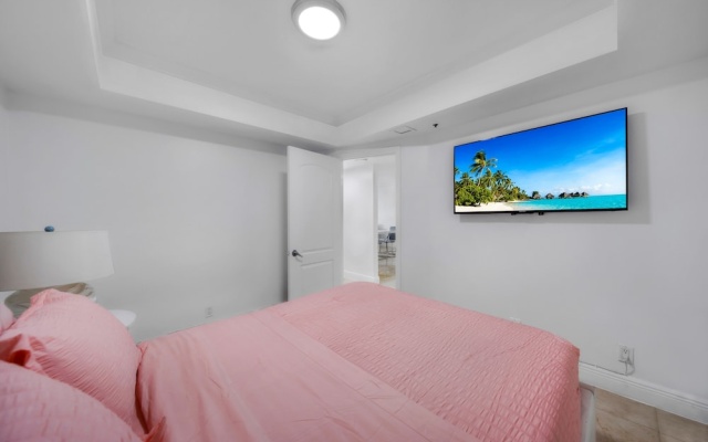 photo 4 of 3 Bedroom Condo With Balcony View