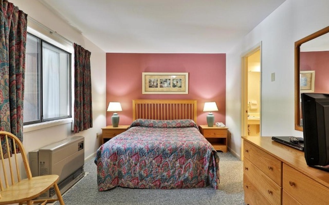 photo 3 of Cedarbrook Queen Suite 108