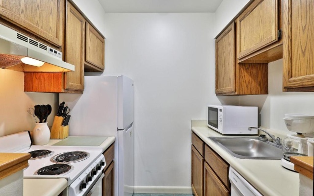 photo 2 of Cedarbrook Queen Suite 203