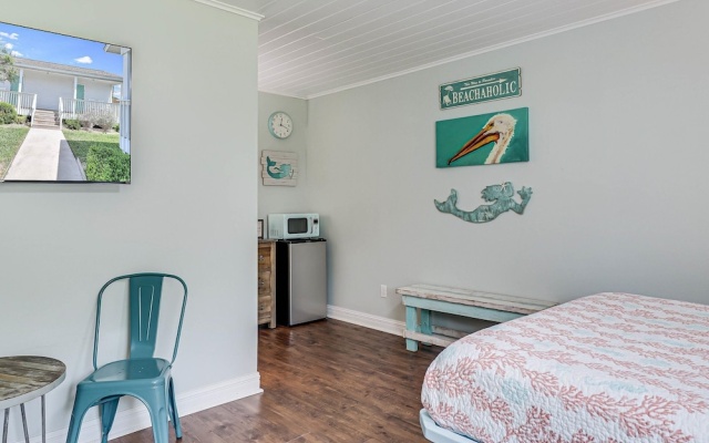 photo 4 of Coast Oaks Cottage 2 1 Bedroom Cottage by RedAwning