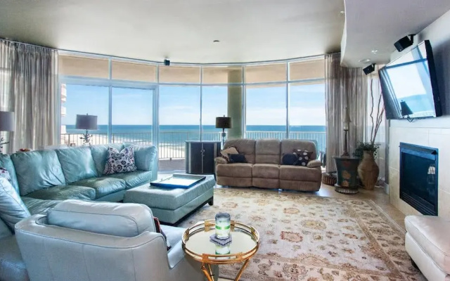 photo 5 of Spacious Four Bedroom With Wrap-around Balcony - Unit Tpd0901