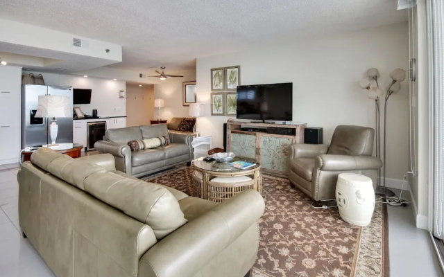 photo 2 of Trillium 5C Beach Front/private Balcony With Amazing Views/pool!