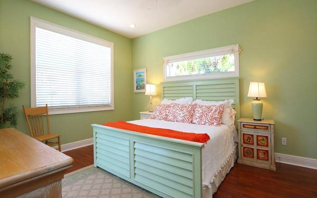 photo 2 of Tropical Daze Down 3 Bedrooms 2 Bathrooms Home